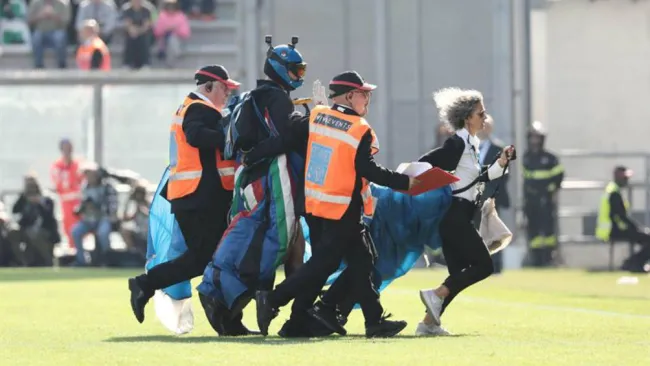 Paracaidista es escotado por la seguridad del estadio