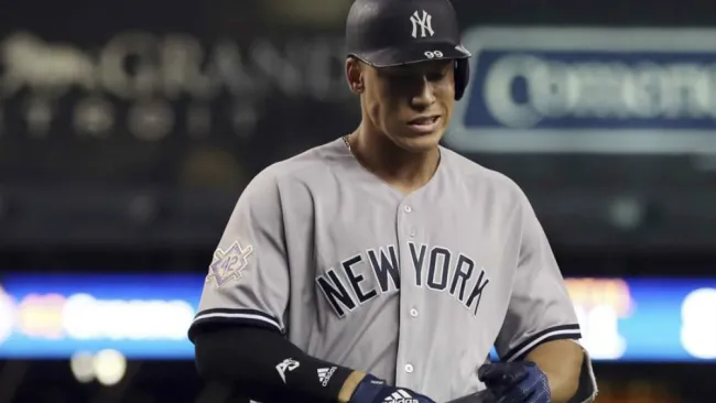 Aaron Judge lamentando la eliminación de su equipo