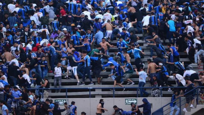 Aficionados se golpean en las gradas