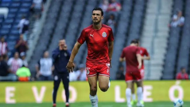 Oswaldo Alanís, en el calentamiento de Chivas