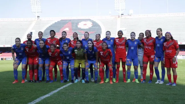 Jugadoras de Tigres y Veracruz se abrazan para la foto de la J15
