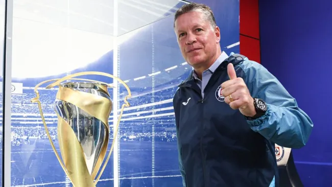 Peláez posa junto a la Supercopa MX que conquistó Cruz Azul