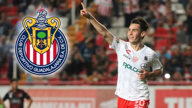 Jesús Angulo festeja un gol con Necaxa