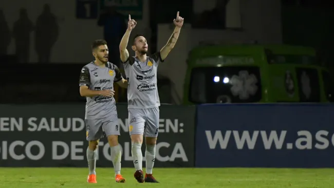 Jugadores de Dorados festejan un gol
