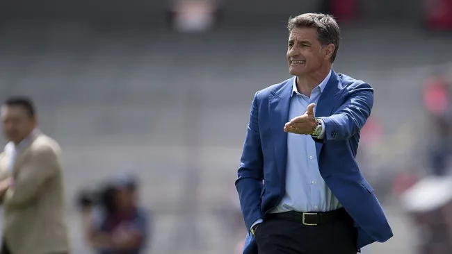 Míchel González en partido con Pumas