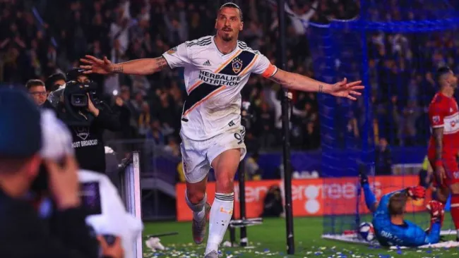 Zlatan festeja gol con el Galaxy