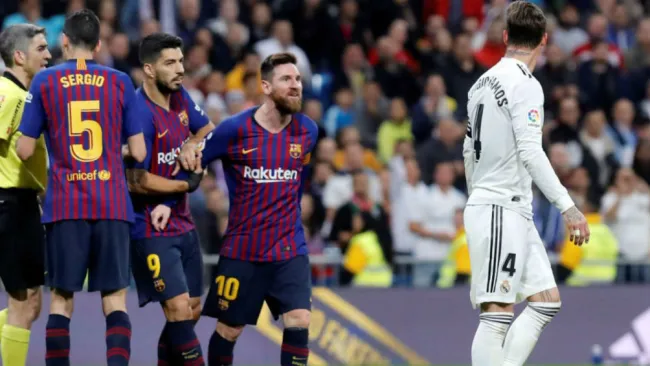 Leo Messi y Sergio Ramos se encaran durante el último Clásico 