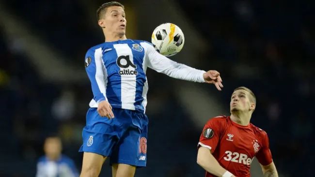 Matheus Uribe en acción de Europa League con Porto