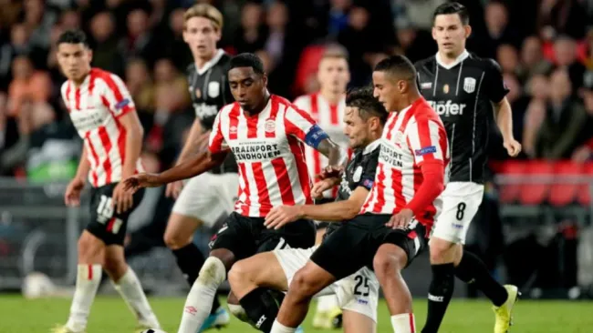 Jugadores del PSV pelean por el balón