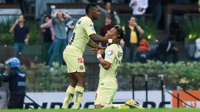 Renato Ibarra y Roger Martínez celebran un gol de América