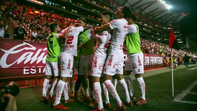 Jugadores de Xolos festeja una anotación contra el Veracruz
