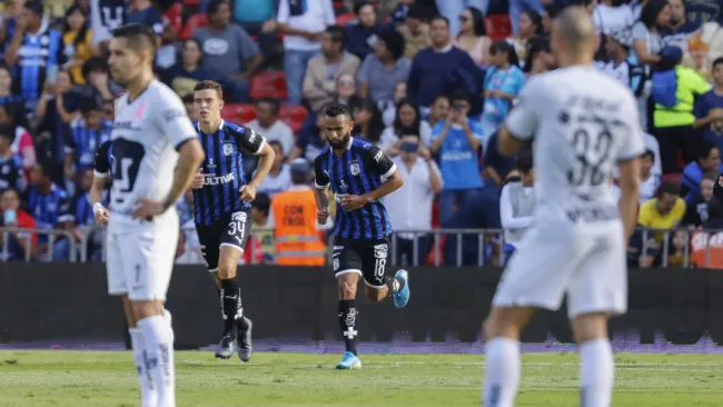 Jugadores de Pumas se lamentan tras anotación de Gallos