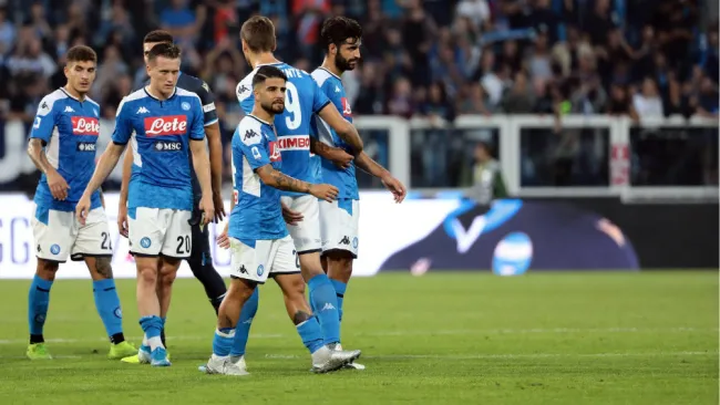 Jugadores del Napoli se lamentan durante el duelo con el SPAL