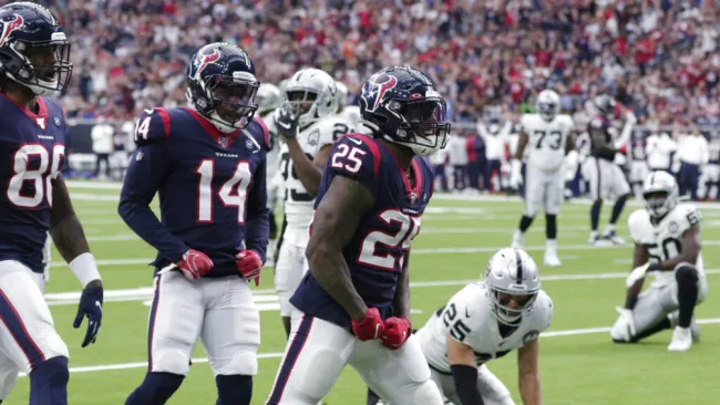 Jugadores de Houston celebran una acción contra Raiders