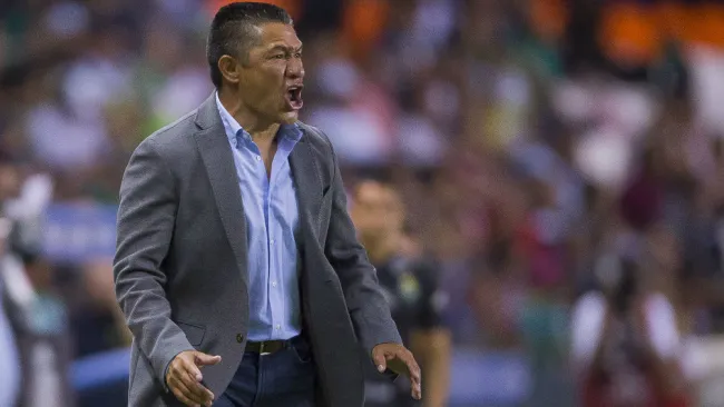 Ambriz le da indicaciones a sus pupilos