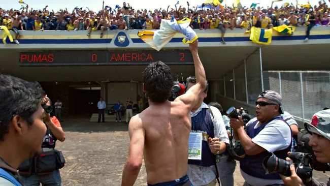 Ángel Reyna celebrando con la afición americanista la victoria en CU