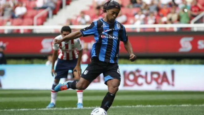 Ronaldinho definiendo un penalti ante Chivas