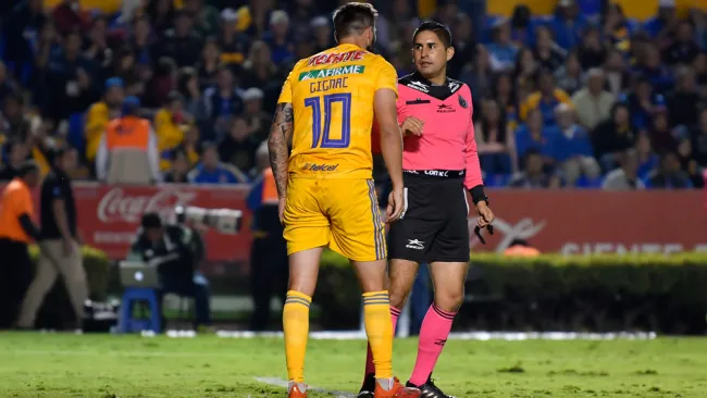 Gignac reclama duramente al silbante 