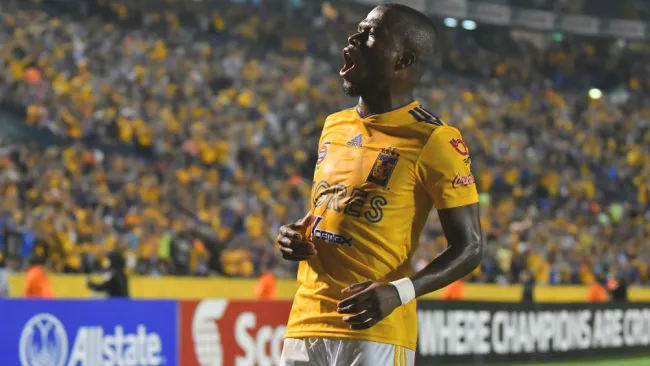 Enner Valencia festeja una anotación con los Felinos