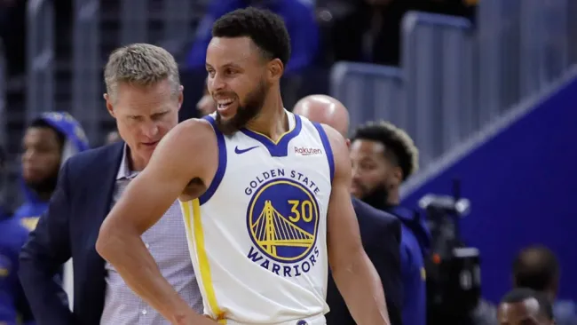 Stephen Curry tras lastimarse en el juego ante Phoenix Suns