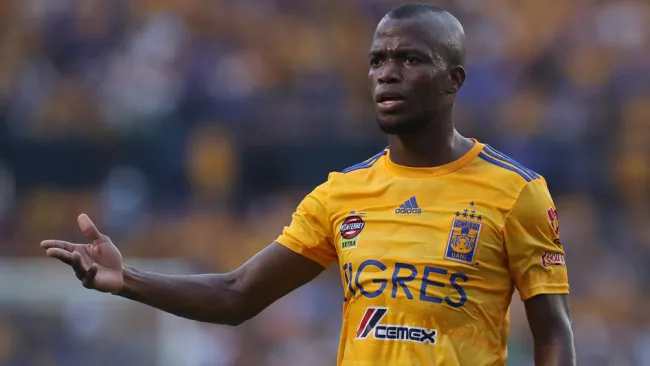 Enner Valencia durante un duelo con los Tigres 