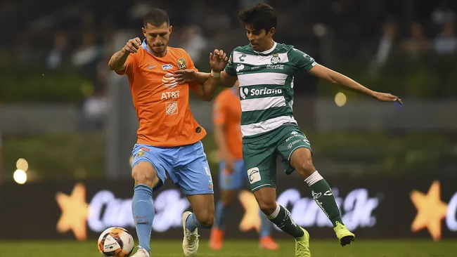 Guido Rodríguez y Carlos Orrantia disputan el balón