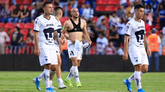 Jugadores de Pumas tras un partido de visita