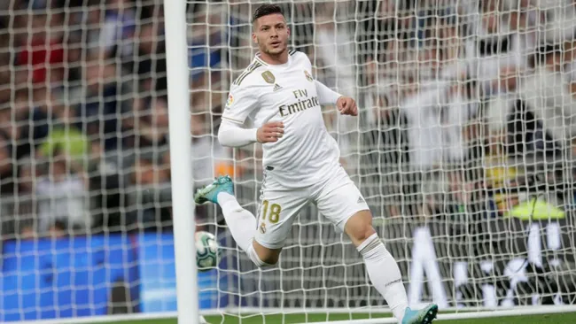 Luka Jovic festeja su primer gol con el Real Madrid