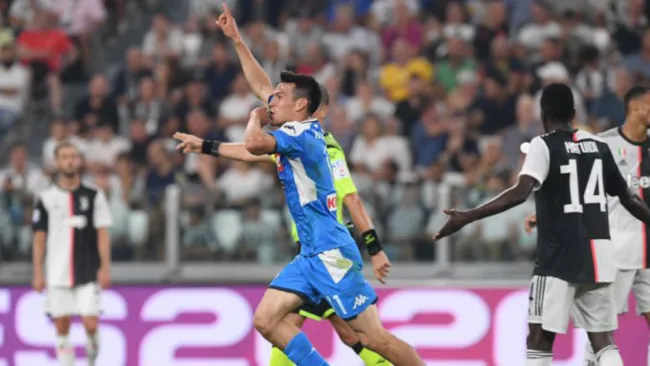 Chucky Lozano festeja un gol con el Napoli