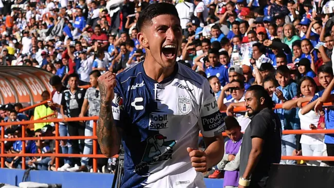 Víctor Guzmán festeja un gol con el Pachuca