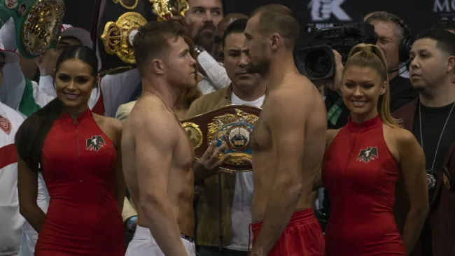 Canelo Álvarez y Sergey Kovalev durante el pesaje