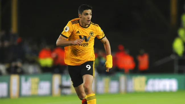 Raúl Jiménez jugando con los Wolves