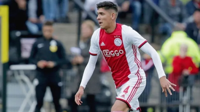 Edson Álvarez durante un partido del Ajax