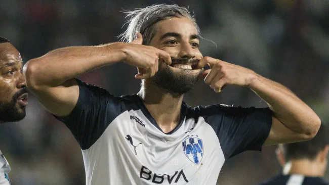 Rodolfo Pizarro festeja un gol con el Monterrey