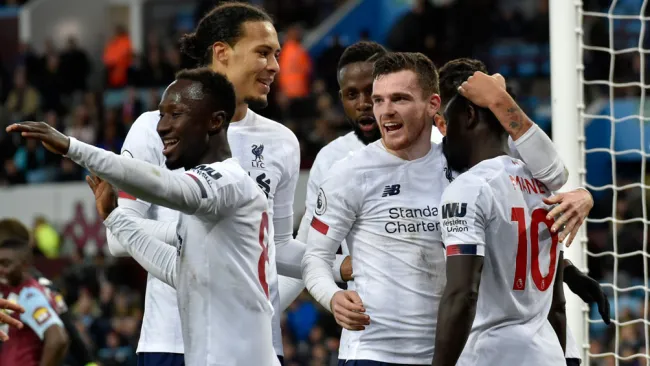 Jugadores del Liverpool celebran la remontada al Aston Villa 