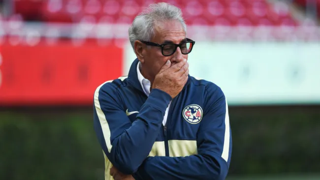 Leonardo Cuéllar durante un juego del América Femenil
