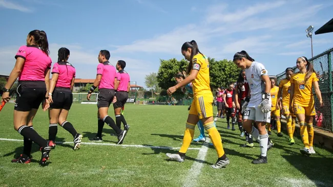 Jugadoras de Tigres ingresan al campo para el duelo contra Atlas