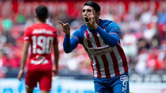 Alan Pulido festeja uno de sus goles contra Toluca