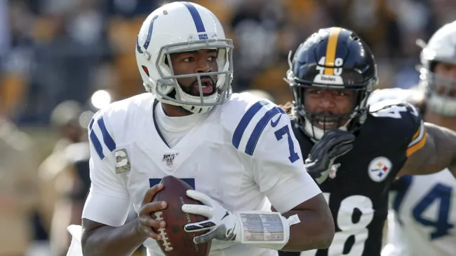 Jacoby Brissett con el ovoide en las manos