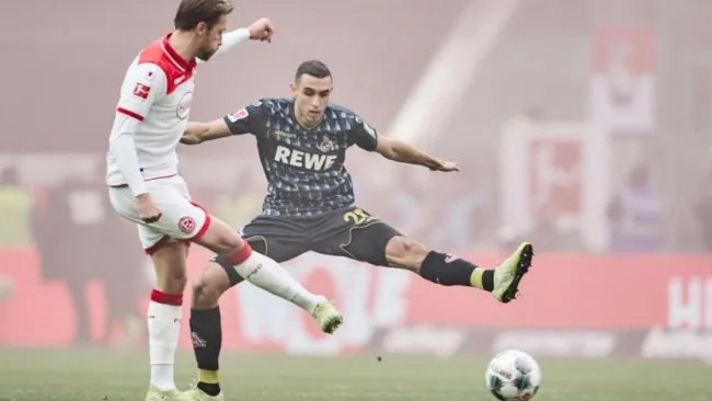 Ellyes Skhiri intenta bloquear un disparo 