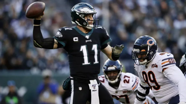 Carson Wentz durante el partido contra Chicago