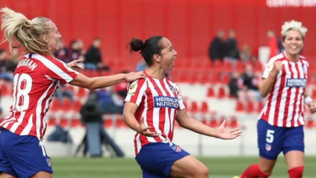 Charlyn Corral festejando gol