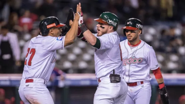 Jugadores de México festejan victoria