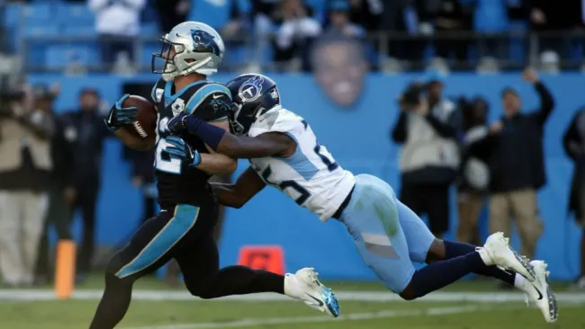 Christian McCaffrey corriendo con el balón para anotar