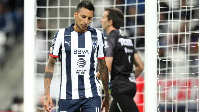Lionel Vangioni y Marcelo Barovero lamentan un gol recibido