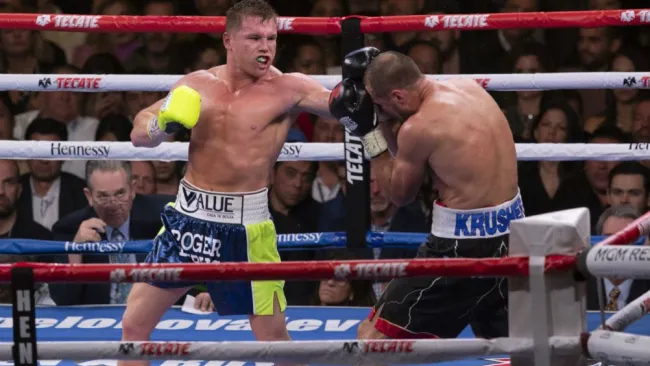 Canelo, durante la pelea ante Sergey 