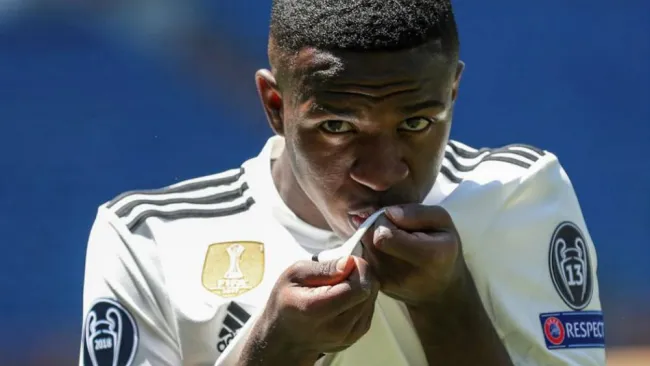 Vinícius Jr. besando el escudo del Real Madrid