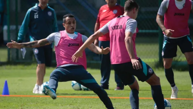 Yoshimar Yotún, en un entrenamiento con Cruz Azul 