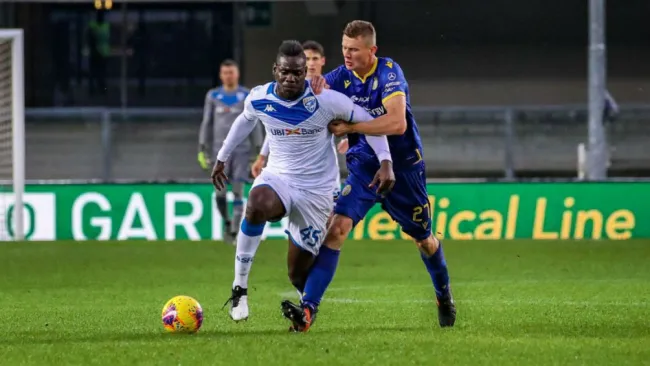Balotelli pelea un balón en contra de Pawel 