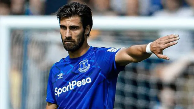 André Gomes durante un partido del Everton